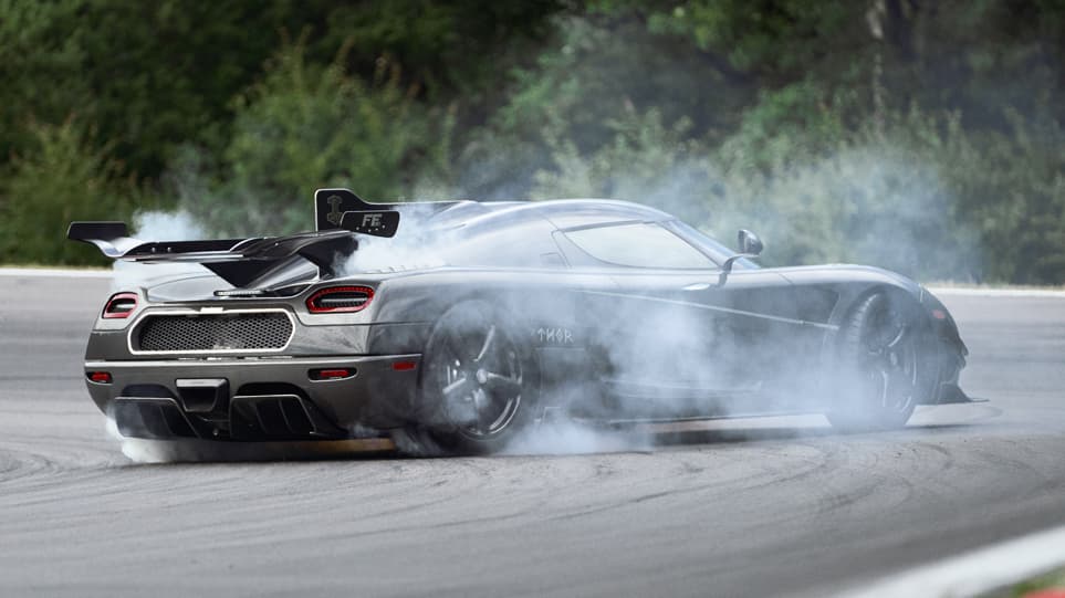 ‘Thor’ cuenta con un tratamiento exterior en 2 tonos. Uno de ellos es fibra de carbono expuesta y el otro es un tratamiento llamado “diamond-flake”.