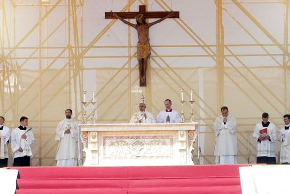 Esta visita histórica, simbólica contra los crímenes de la mafia italiana, prosiguió con la llegada del pontífice argentino al pueblo de Cassano allo Jonio.