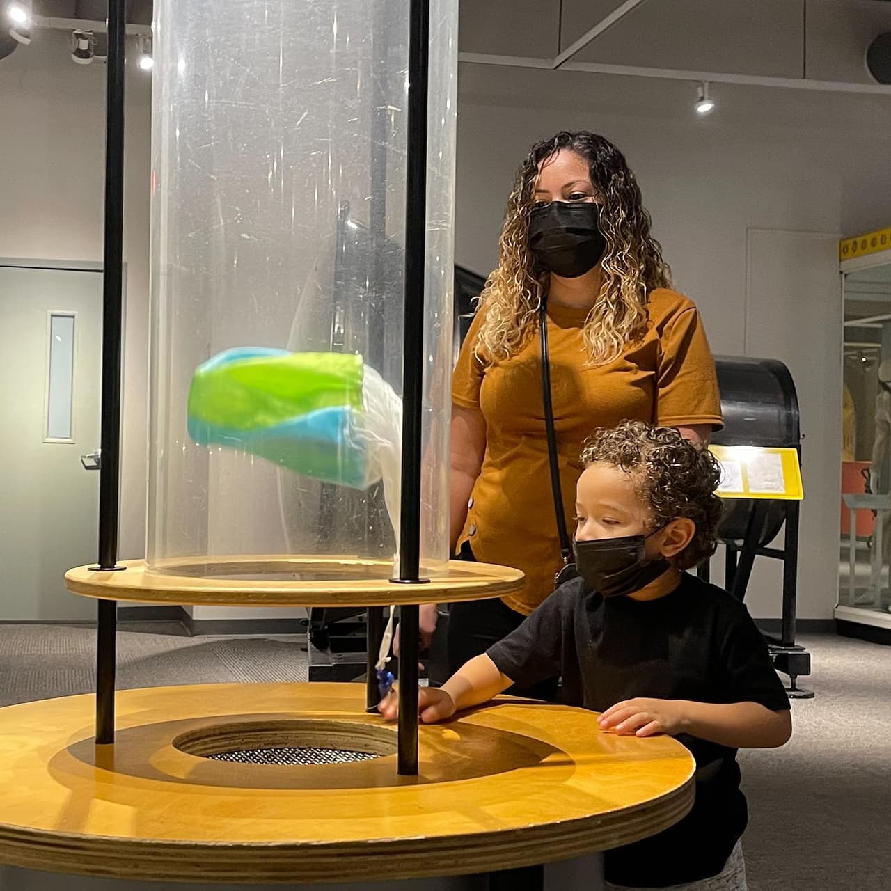 <b><a href="https://www.lifeandscience.org/" target="_blank">Museum of Life + Science</a></b>. Ubicado a pocas cuadras del centro de Durham, el Museo de la Vida y la Ciencia es uno de los principales destinos familiares de Carolina del Norte. Ubicado en 84 acres, el parque científico interactivo incluye un centro científico de dos pisos, uno de los conservatorios de mariposas más grandes de la costa este y exhibiciones al aire libre bellamente diseñadas que son refugios seguros para osos negros rescatados, lémures y lobos rojos en peligro de extinción.