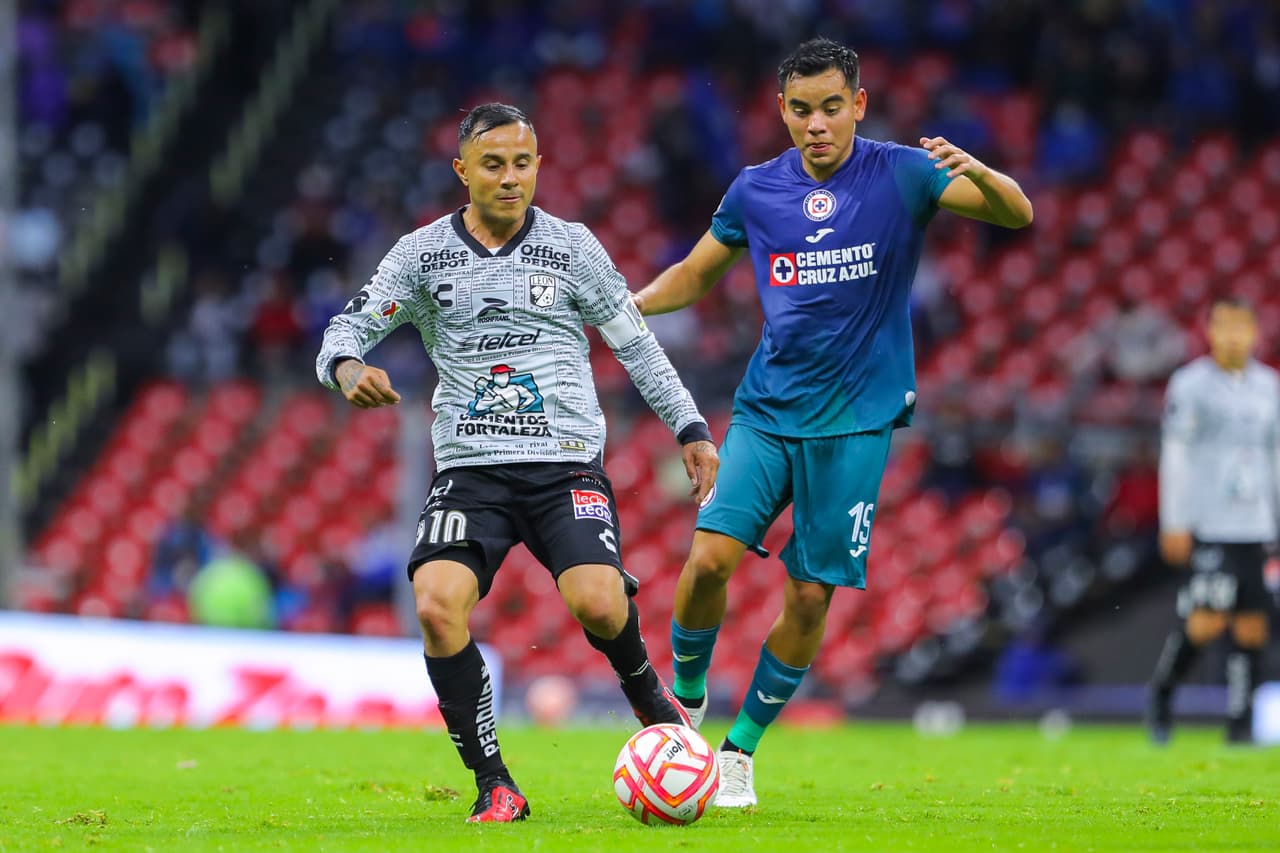 MEXICO CITY, MEXICO - SEPTEMBER 15: Luis Montes of Leon fights for the ball with Carlos Rodriguez of Cruz Azul during the 16th round match between Cruz Azul and Leon as part of the Torneo Apertura 2022 Liga MX at Azteca Stadium on September 15, 2022 in Mexico City, Mexico. (Photo by Agustin Cuevas/Getty Images)