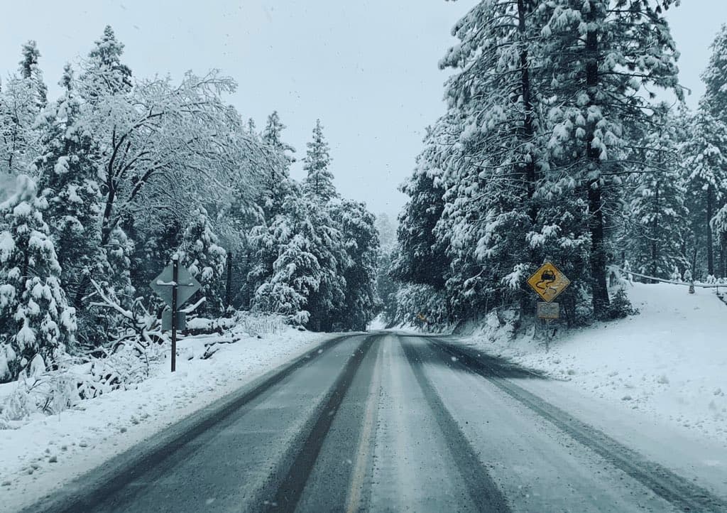 Estas son la condiciones de la carretera de la 
<a href="https://www.univision.com/local/los-angeles-kmex/en-fotos-cuanta-nieve-ha-caido-en-california-fotos">montaña de Big Bear</a>, uno de los destinos de montaña favoritos en el sur de California, cuyo paso es vigilado por los alguaciles de ese condado ya que los accsesos a la montaña fueron limitados por la emergencia del 
<a href="https://www.univision.com/temas/coronavirus">coronavirus</a>.