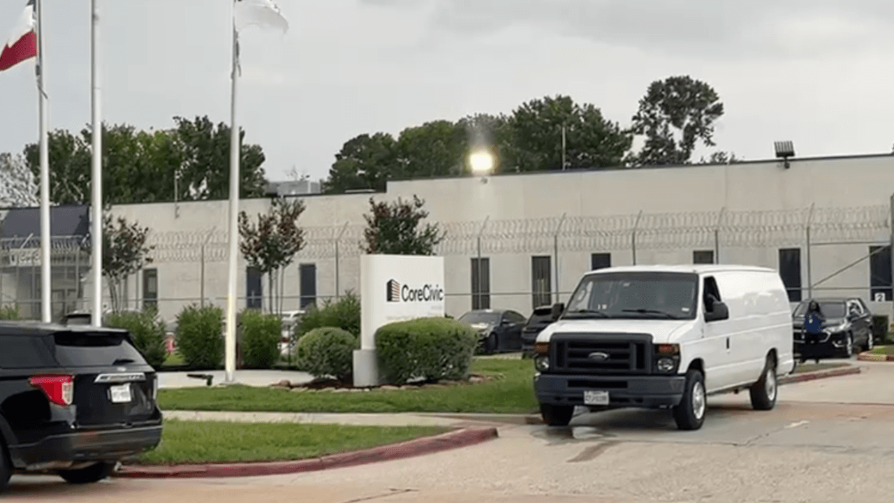 Estas protestas afuera de CoreCivic no forman parte de No Kings Day, que son este 14 de junio. Sin embargo, fue en vísperas de las manifestaciones a nivel nacional. Además, se unen a las protestas fuertes que ya ha habido en Los Ángeles estas últimas semanas.