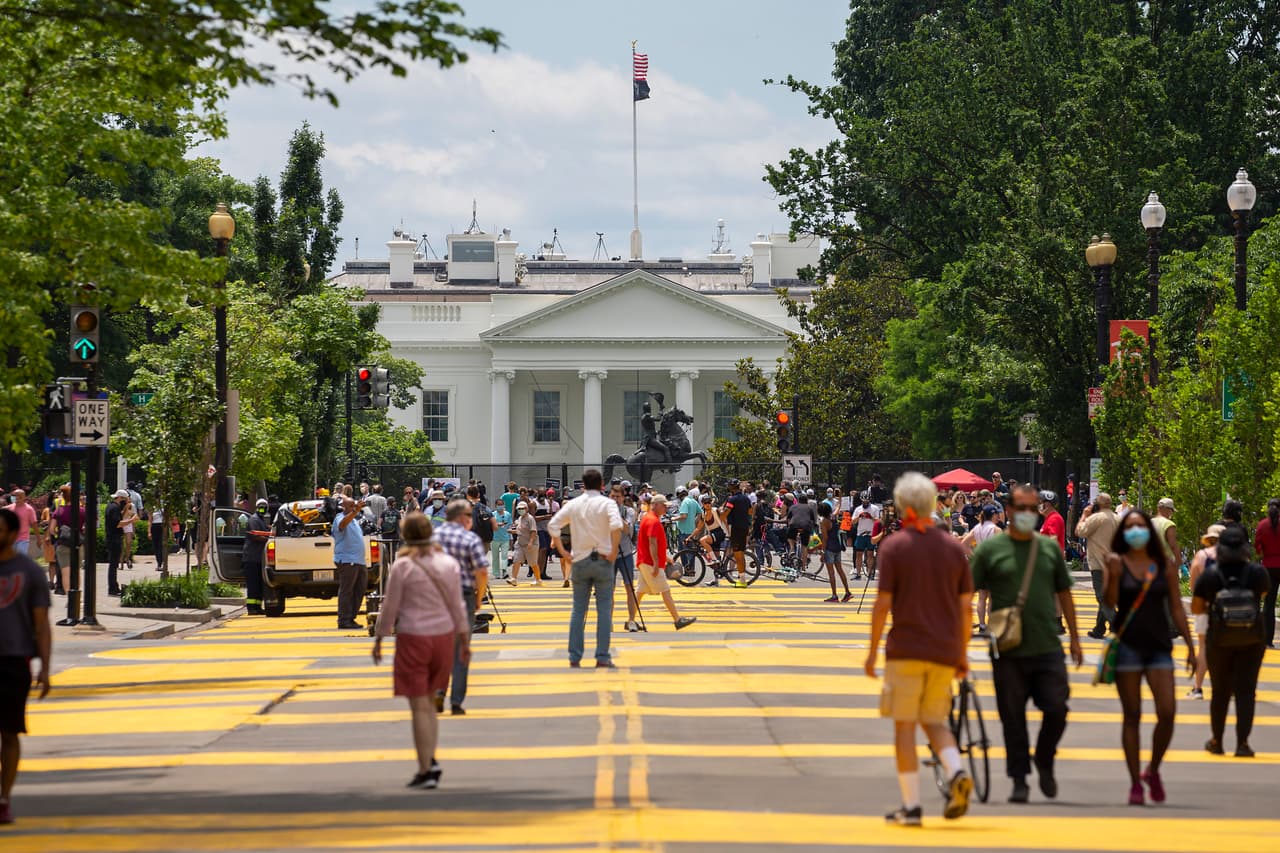 "Queremos llamar hoy la atención para asegurarnos de que nuestra nación sea más igualitaria y justa, y de que las vidas negras y la humanidad negra importen en nuestra nación", expresó la alcaldesa durante la inauguración de la nueva denominación de ese tramo de la calle.
<br>