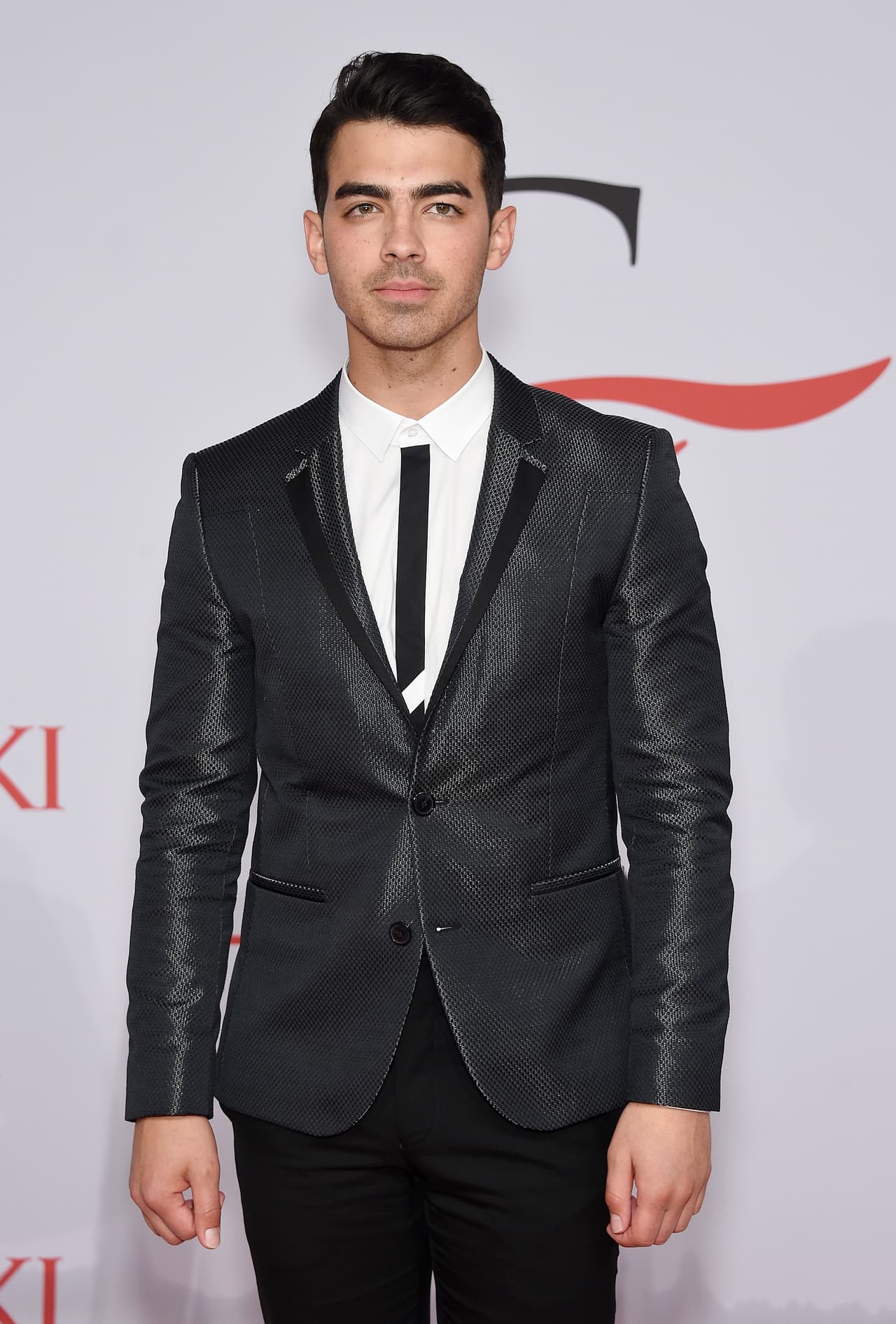¡Por qué tan serio Joe Jonas! ¿Tanto chiflido te puso sonrojado?