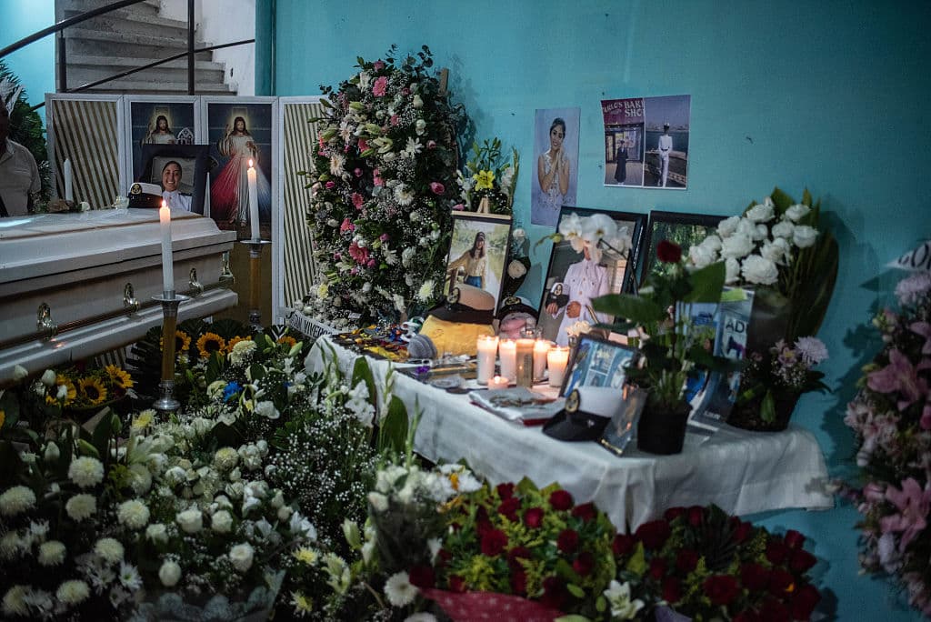 Cosme Sánchez, padre de la cadete fallecida, confesó estar "destrozado, pero vamos a salir adelante.
<b><a href="https://www.univision.com/noticias/llega-a-mexico-el-cuerpo-de-la-cadete-america-sanchez-victima-del-choque-del-buque-cuauhtemoc-video" target="_blank">Mi hija fue un ejemplo para todos</a></b>, ella va a ser recordada, como ella se merecía”.