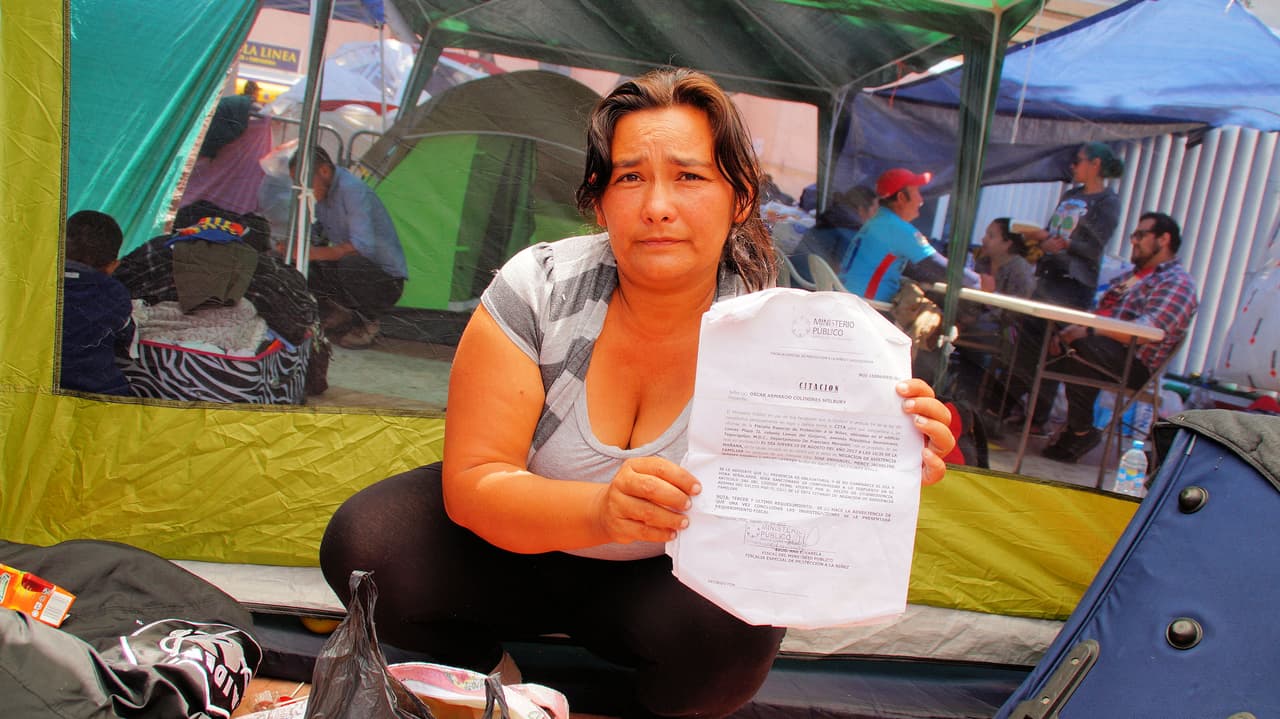 Muchos de los migrantes llegan con pruebas en mano para argumentar por qué necesitan asilo en EEUU, pues vienen huyendo de la violencia en sus países, las pandillas o sus propias parejas.