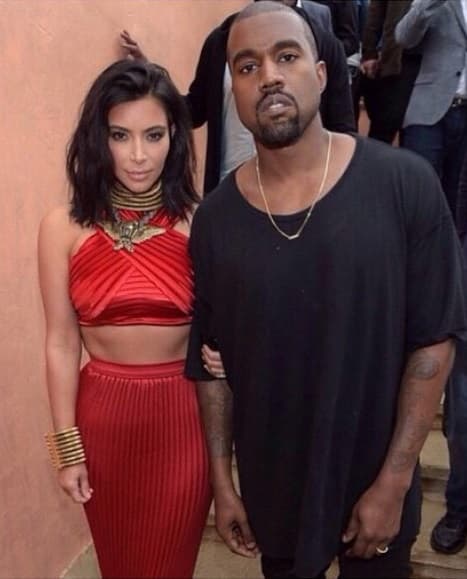 En 2015, a unos días de dar a luz a su segunda hija Saint, Kim pidió a Kanye, a través de su web personal, un costoso regalo como recompensa por su labor de parto.