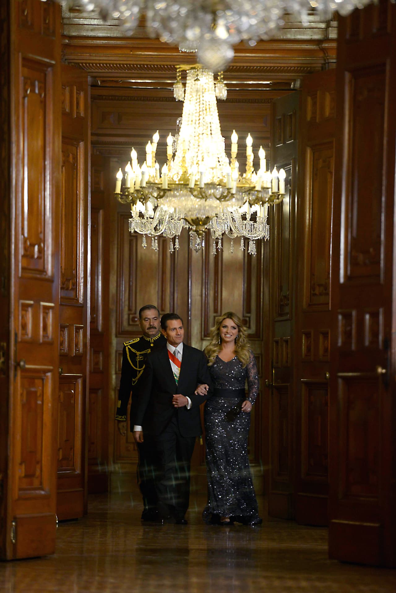 Y sumándose a la supuesta "austeridad gubernamental", ahora no gastó miles de dólares en un nuevo vestido, sino que decidió usar de nueva cuenta un modelito anterior.