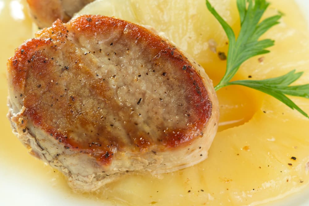 Lomo de puerco en salsa de piña: Si te gustan los sabores exóticos, esta receta de lomo de cerdo con una salsa agridulce es ideal para tí. Fácil de preparar, la piña le da un toque a la carne que sólo se encuentra en un plato gourmet. Disfrútalo...