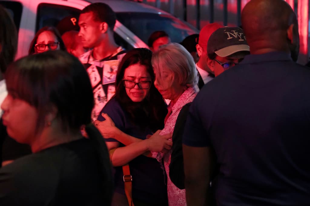 <b>El <a href="https://www.univision.com/local/nueva-york-wxtv/luto-nacional-en-republica-dominicana-tras-derrumbe-en-discoteca-jet-set-que-deja-mas-de-cien-muertos-video" target="_blank">presidente de la República Dominicana, Luis Abinader,</a></b> visitó la zona del Jet Set Club y afirmó a periodistas que tenía 
<b>"la fe en Dios, que vamos a rescatar todavía a más (personas) con vida</b>”.