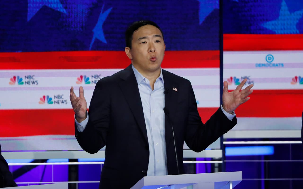 El emprendedor neoyorquino 
<a href="https://www.univision.com/temas/andrew-yang">Andrew Yang</a>, el único candidato de ascendiente asiático y promotor de las criptomonedas, quien luce en las encuestas de popularidad con menos de 1%, apareció en el debate sin corbata y su participación se focalizó en 
<b>explicar su propuesta de un plan universal de ingresos básicos</b>.