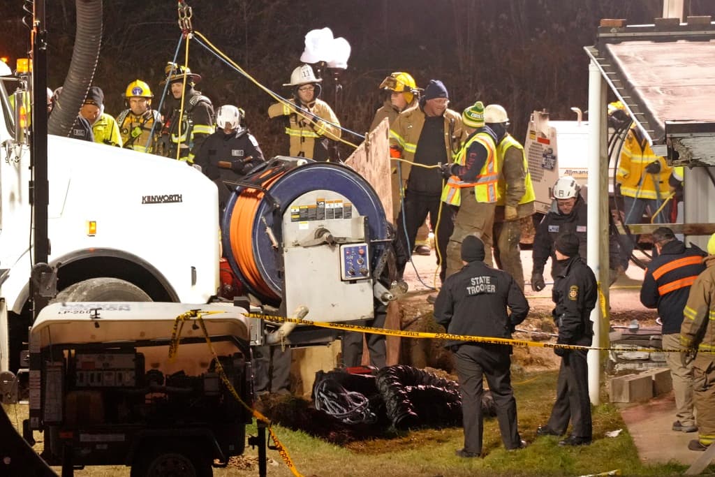 El oficial Steve Limani, portavoz de la Policía Estatal de Pensilvania, explicó que inicialmente bajaron al socavón una cámara junto a un dispositivo que 
<b>capta sonidos </b>tan sensibles como una respiración. No obtuvieron resultados.