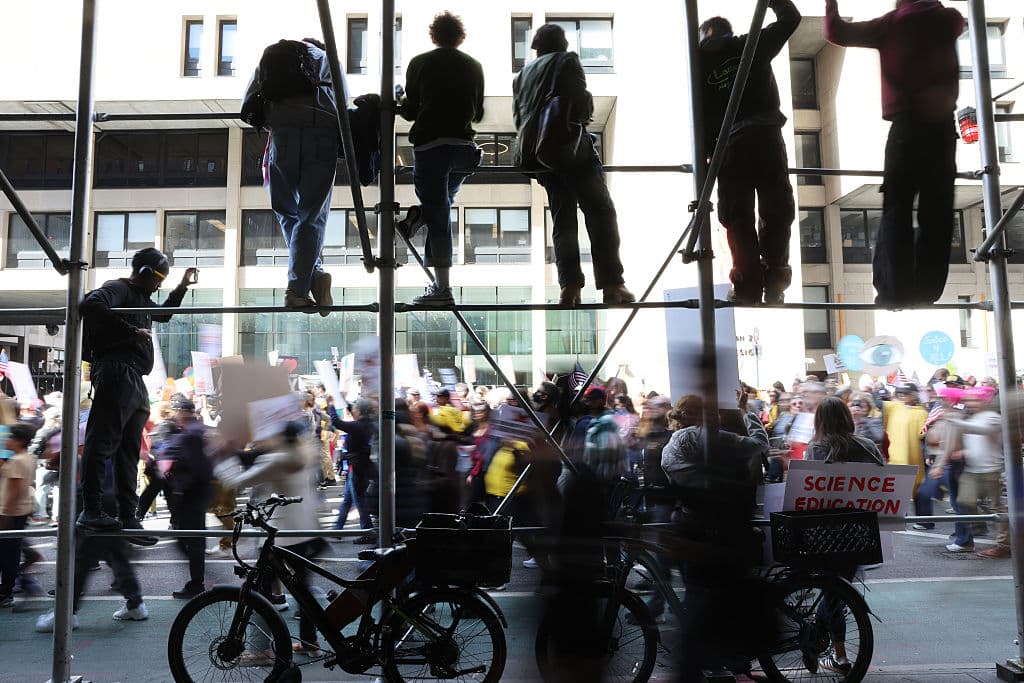 <b>Los rostros de la esperanza. </b>Primeros planos muestran expresiones decididas, sonrisas firmes y ojos llenos de esperanza. En medio de la tensión política, el ambiente se mantiene festivo y pacífico, con abrazos entre desconocidos y saludos solidarios.