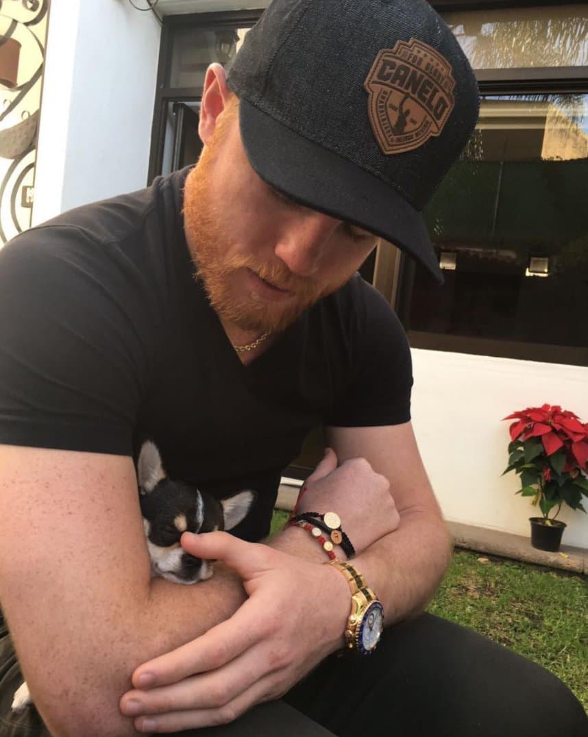 El deportistas mexicano, ahora es más expresivo en sus redes, según comentan sus fans, porque incluso sube fotos de Nachito, su pequeño perro chihuahua.