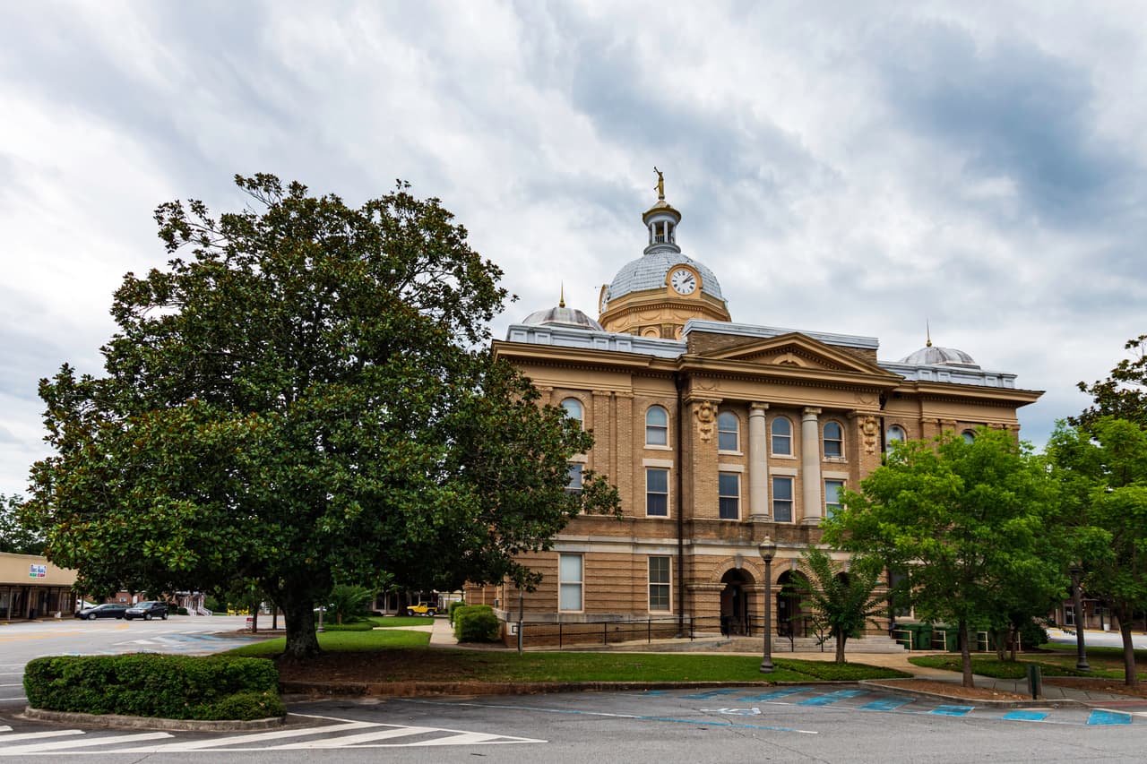 <b>En Alabama | el lugar más pobre es Ashland</b>
<br>
<br>
<b>🔘 Ingreso medio de Ashland:</b> $19,154 
<br>🔘 
<b>Ingreso medio de Alabama:</b> $50,536
<br>
<b>🔘 Adultos con educación universitaria: </b>9%
<br>
<b>🔘 Población que vive en la pobreza:</b> 41.7%
<br>
<b>🔘 Valor promedio de la propiedad: </b>$87,900