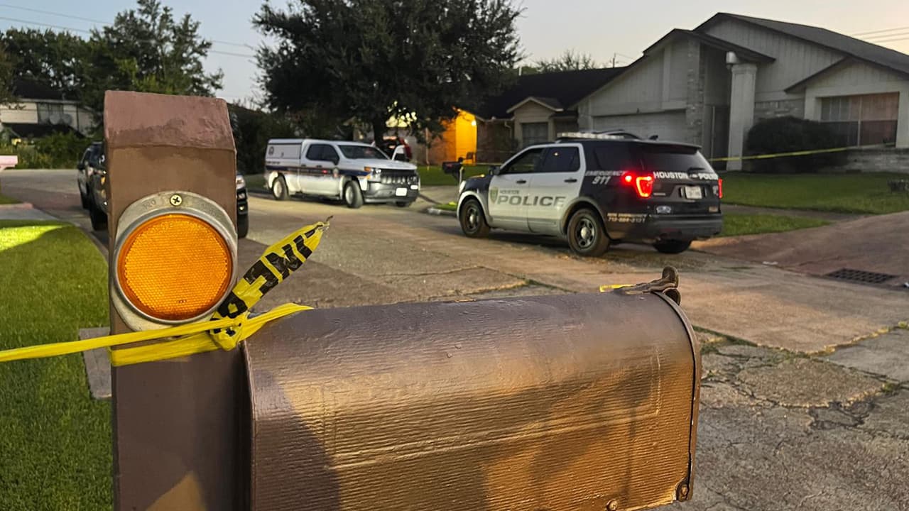 Afuera se encontraba un hombre que fue puesto bajo custodia de las autoridades.