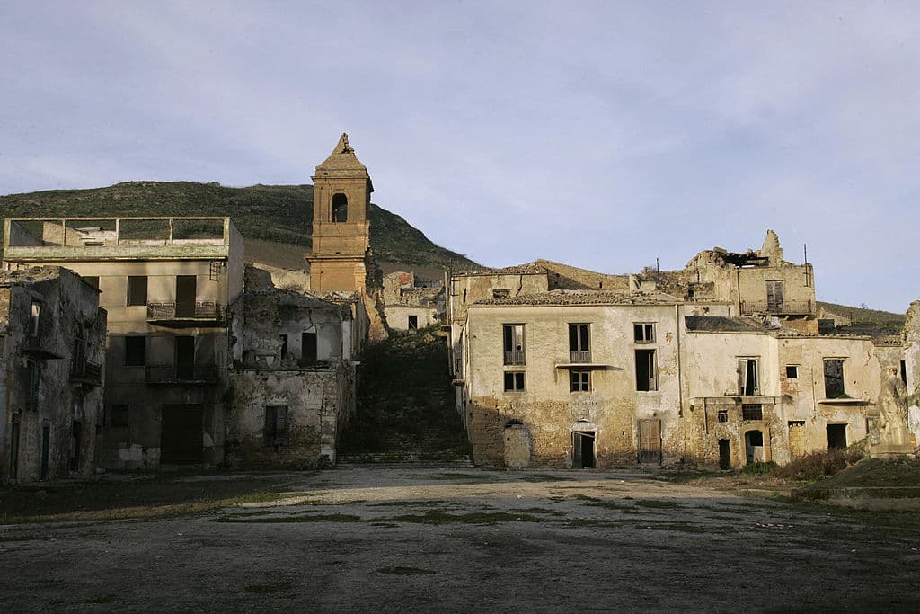 <b>Poggioreale, Italia. </b>Una pequeña ciudad siciliana agrícola del Valle de Belice, que fue destruida por el terremoto en 1968.
<b>El desastre fue tal que toda la población se fue y se mudó a un sitio reconstruido</b> en un lugar un poco más protegido, unos kilómetros al sur.
<br>