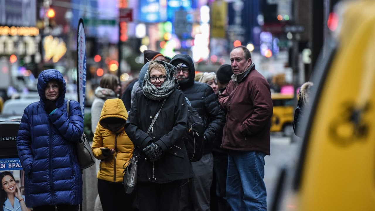 Frío congelante azota Nueva York y la MTA expande su nuevo sistema de pago en el subway