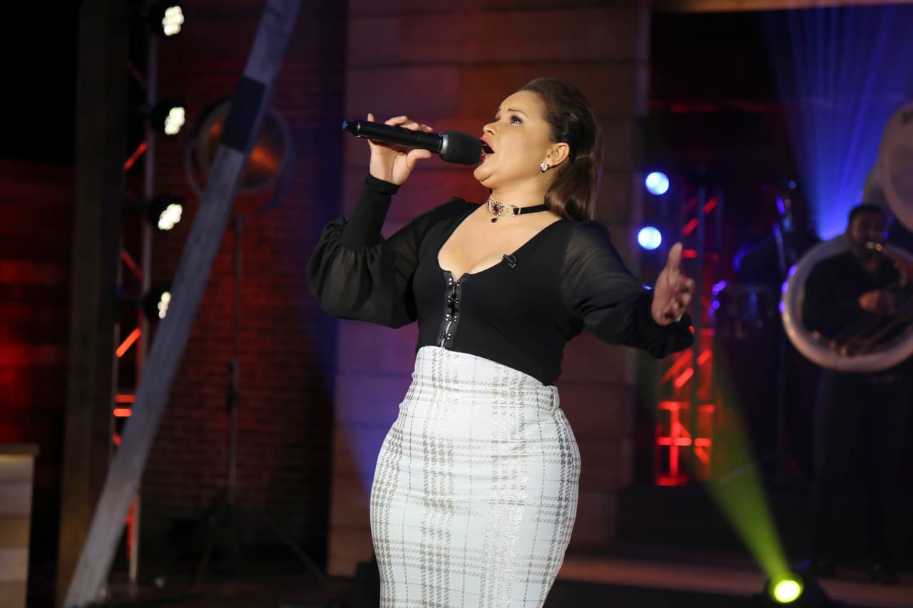 El primer performance que ofreció en el escenario de La Reina de la Canción fue 'Me va a pesar', donde hizo olvidar a todo el mundo que ella no era mexicana.