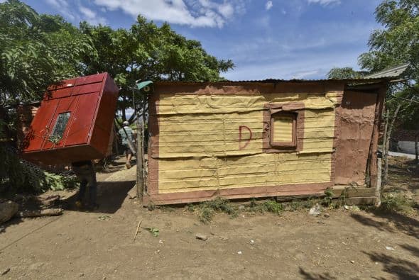 Un colombiano que fue deportado volvió a cruzar sus pertenencias a través del río limítrofe Táchira.