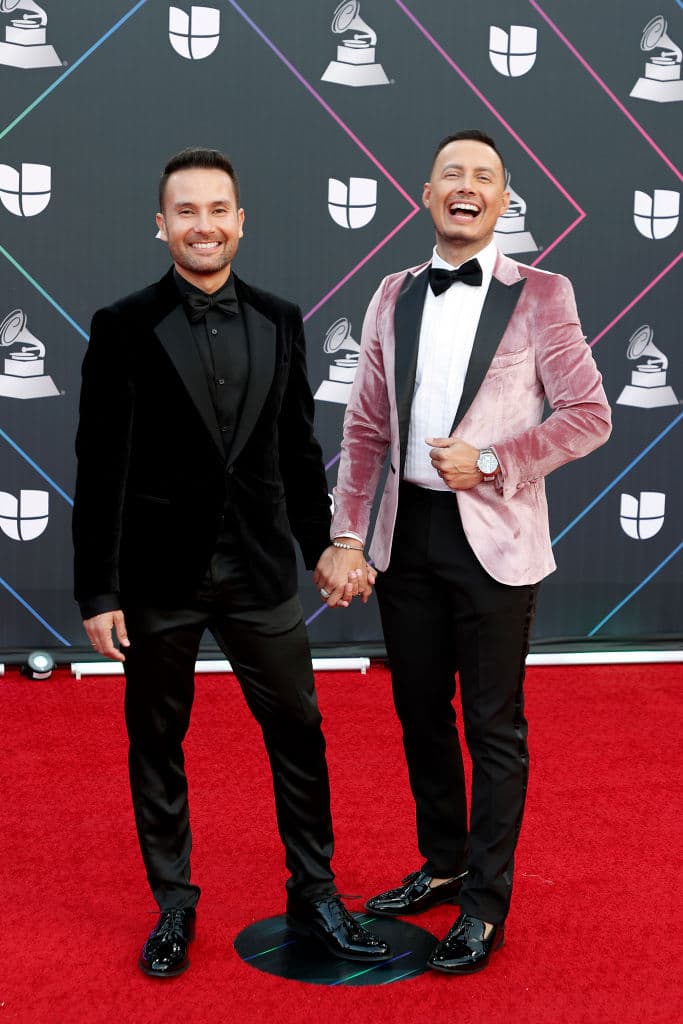 El periodista 
<b>Luis Sandoval</b>, colaborador de Despierta América, y su esposo Renato Pérez desfilaron por la alfombra.
<br>