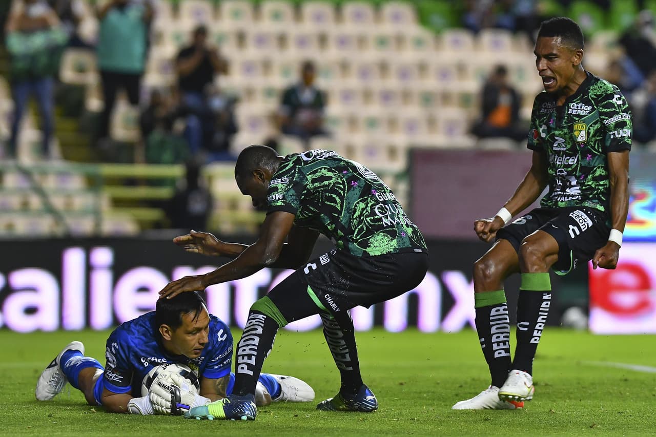 Los jugadores de la Fiera felicitaron a Rodolfo Cota por atajar el penal.