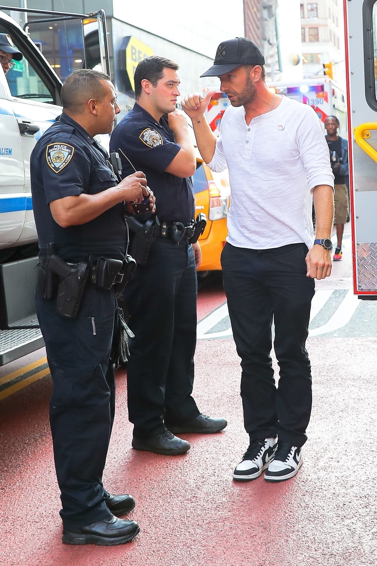 De acuerdo al Daily Mail, el chofer de la famosa pareja permaneció en la escena del accidente hasta que la víctima fue llevada a chequeo médico.
<br>