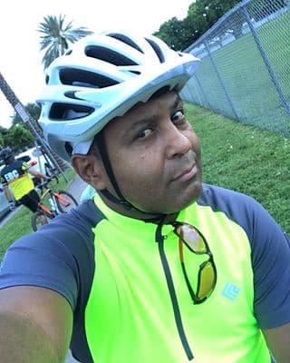 Los sábados
<b> </b>de Tony Dandrades
<b> </b>comienzan
<b> a las 6 de la mañana, </b>cuando monta su bicicleta en su carro para encontrarse con sus compañeros ciclistas en un lugar céntrico de Miami, una hora después.