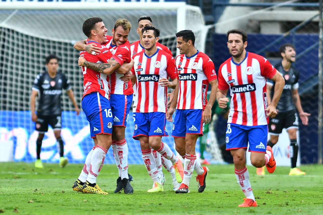 Matías Catalán se levanta de manera estupenda, y con un hermoso cabezazo empata el encuentro.