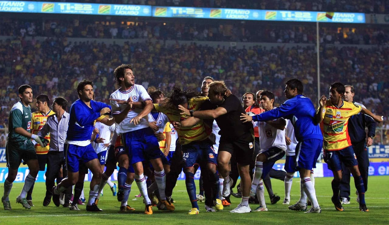El estadio de Morelia vivió una batalla campal provocada por la agresión del futbolista y previo de una indebida invasión de cancha.