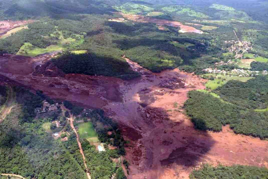 Unas 200 personas pueden estar desaparecidas por la rotura este viernes de una represa que contenía residuos minerales de la compañía Vale, la mayor productora mundial de hierro, según el Cuerpo de Bomberos del estado brasileño de Minas Gerais.