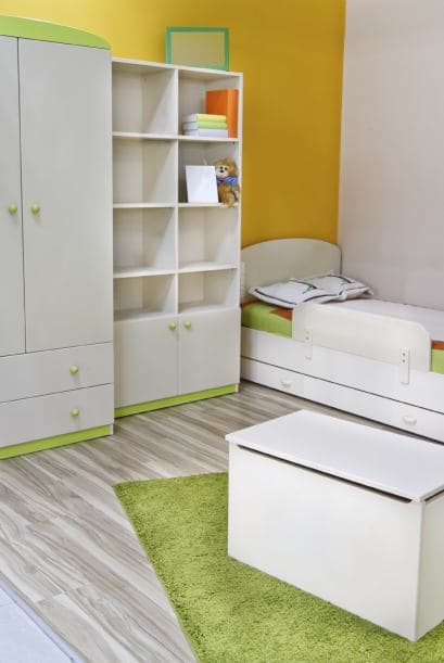 Vuélvete vertical. Aprovecha al máximo el espacio vertical para proporcionar un lugar perfecto para los objetos pequeños, libros y revistas. Utiliza estantes flotantes o cuelga pequeños cubos y cestas en varillas desmontables para darle un aspecto fresco a tu decoración.