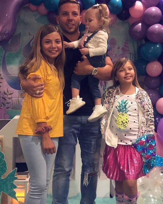 Es padre de tres hijas: Ava Mar, Gia y Mía.
<br>