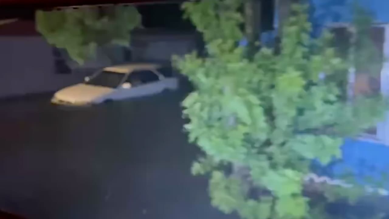 Este es el momento en el que
<b><a href="https://www.univision.com/local/orlando-wven/la-zona-del-big-bend-seria-la-mas-impactada-por-el-huracan-idalia-la-comunidad-debe-permanecer-en-casa-video" target="_blank">rescatan a una persona</a> de un auto en St. Petersburg</b> al oeste de Tampa Bay.