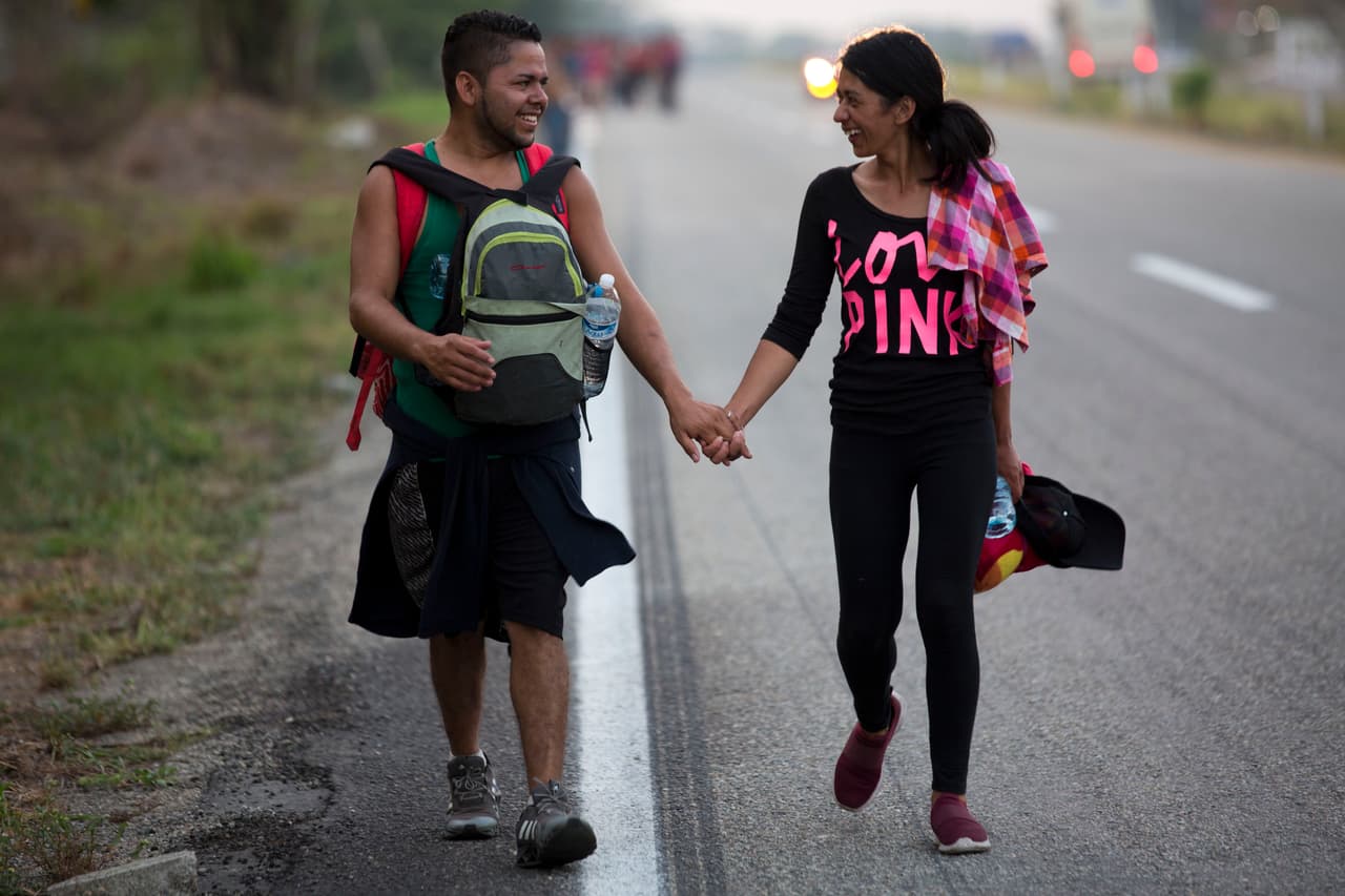 Una pareja de migrantes caminaba este lunes por una carretera de Pijijiapan.
<b>Esta semana hubo un intento infructuoso de cerrar el paso en esa localidad (Huixtla) a uno de los grupos de migrantes. <a href="https://www.univision.com/noticias/inmigracion/se-acabo-la-solidaridad-con-los-migrantes-el-discurso-xenofobo-se-impone-entre-los-mexicanos">La historia completa de la marcha de estos migrantes aquí.</a></b>