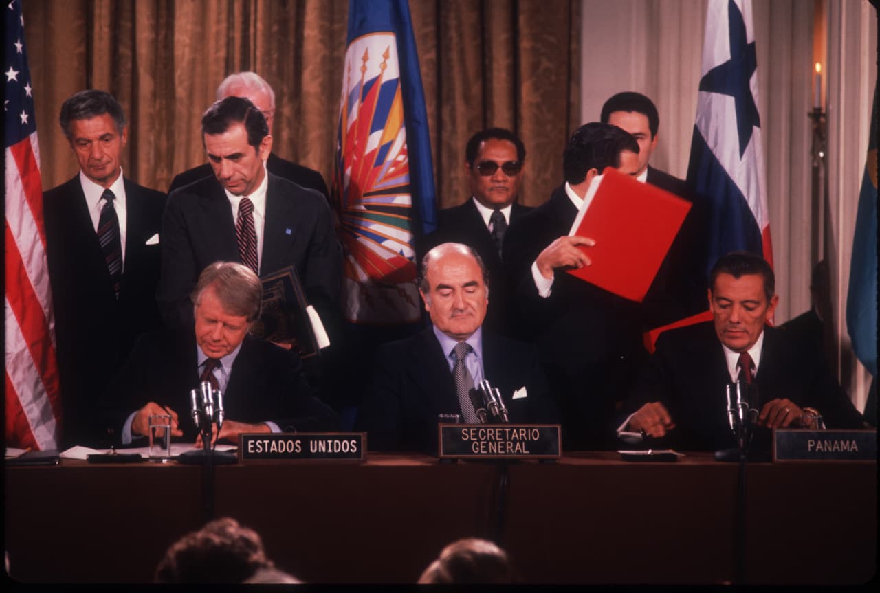 En 1977 se Firma del tratado Torrijos-Carter, que supuso la progresiva cesión de la soberanía de la Zona del Canal de Estados Unidos a Panamá.