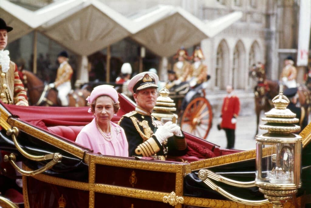El 7 de junio de 1977, Isabel II celebró su 'Jubileo de plata', los 25 años de reinado. Ese mismo año nació su primer nieto, Peter Mark Andrew Phillips, hijo de su hija, la princesa Ana.