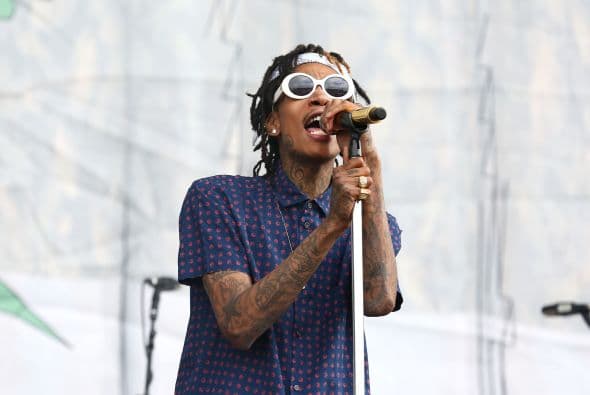 En una entrevista compartida en la red social You Tube, Wiz Khalifa admitió que mensualmente gasta diez mil dólares en marihuana. Añadió que la gente debe vivir la vida al máximo.