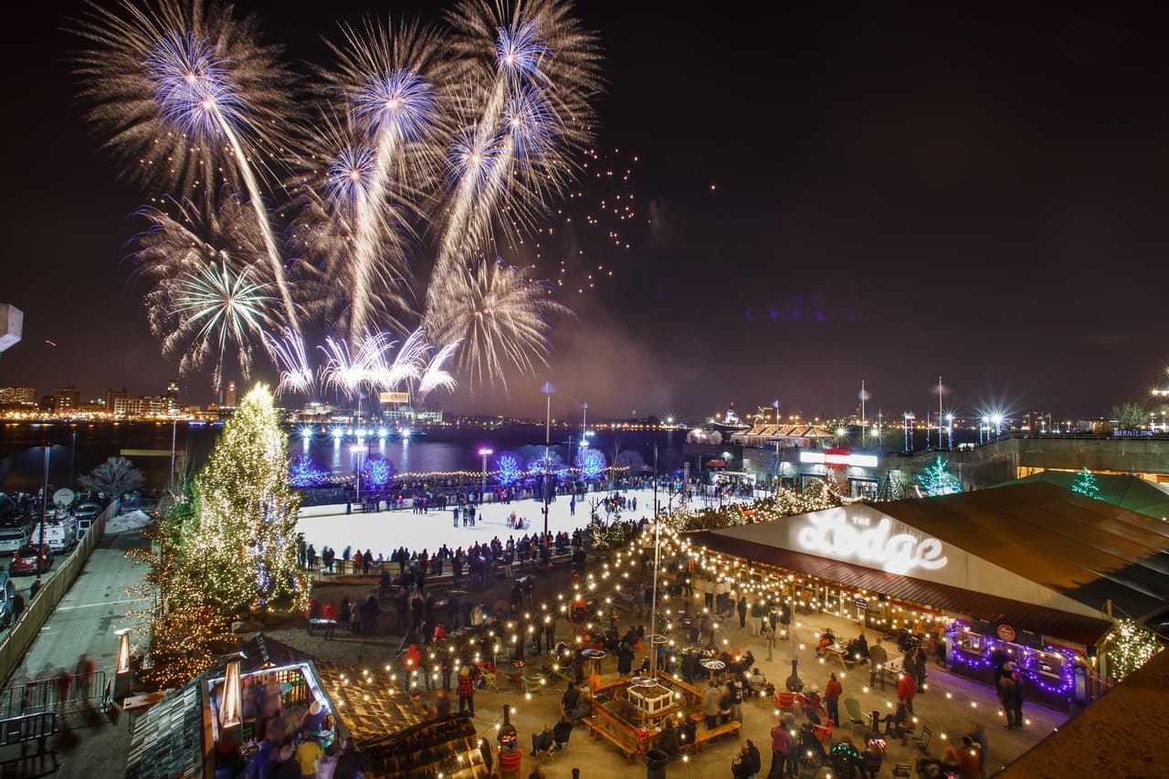 <b><a href="https://www.delawareriverwaterfront.com/places/blue-cross-riverrink-winterfest" target="_blank">New Year’s Eve Party on Ice at Blue Cross RiverRink Winterfest</a></b>. Difícilmente hay una mejor vista de los fuegos artificiales de Nochevieja de Rivers Casino en el paseo marítimo que en Blue Cross RiverRink Winterfest's Party on Ice. Los asistentes a la fiesta tienen acceso a la pista de hielo, juegos y fogatas, además de comida, una barra de efectivo y entretenimiento en vivo.