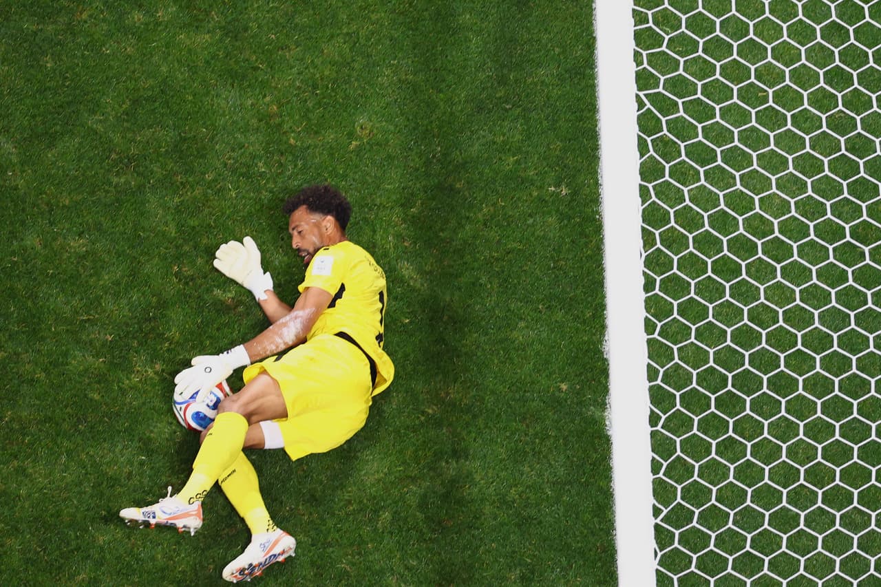 El portero de Cabo Verde Vozinha salva un balón durante el partido del Grupo H de la Copa Mundial contra España en Atlanta, el lunes 15 de junio de 2026.