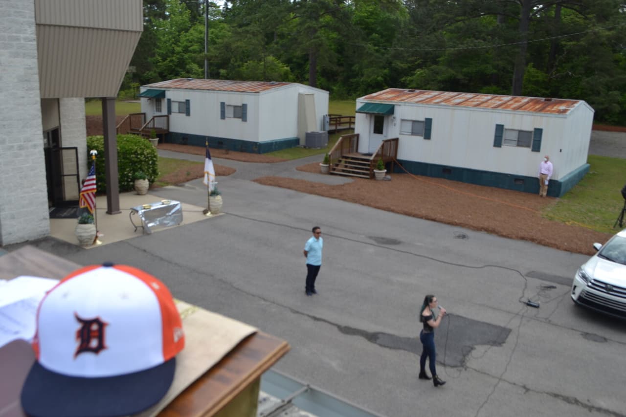 “Hacemos lo posible para celebrar la fe durante la pandemia del coronavirus. Les damos la bienvenida a la nueva iglesia del coronavirus: casual, motivacional e inspiradora”, sostuvo el pastor.