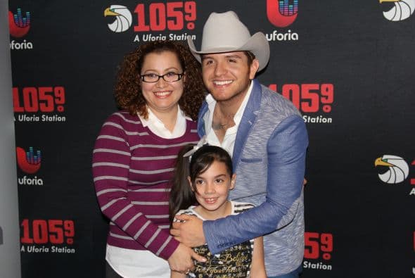 El Dasa no solo deleitó a sus fans con su voz y carisma, también compartió con ellos tomándose fotos antes del concierto. 