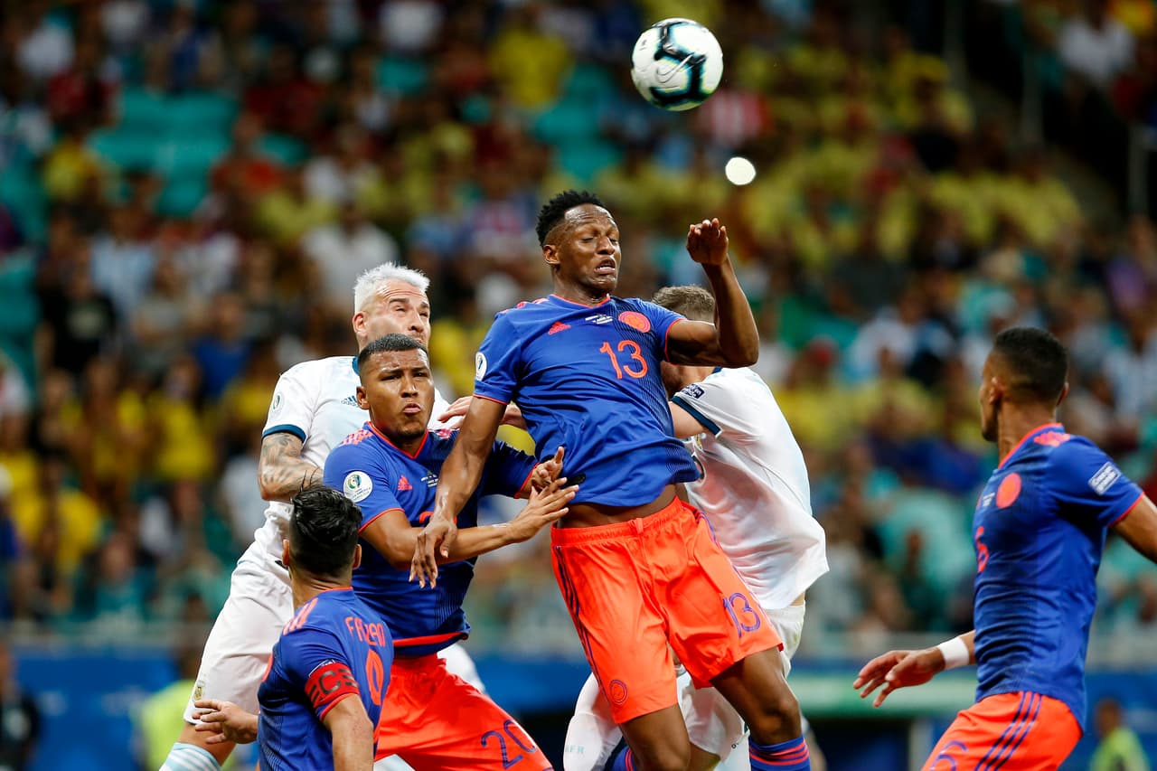 Yerry Mina estuvo muy cerca de adelantar a los colombianos con un remate potente pero Armani lo evitó.