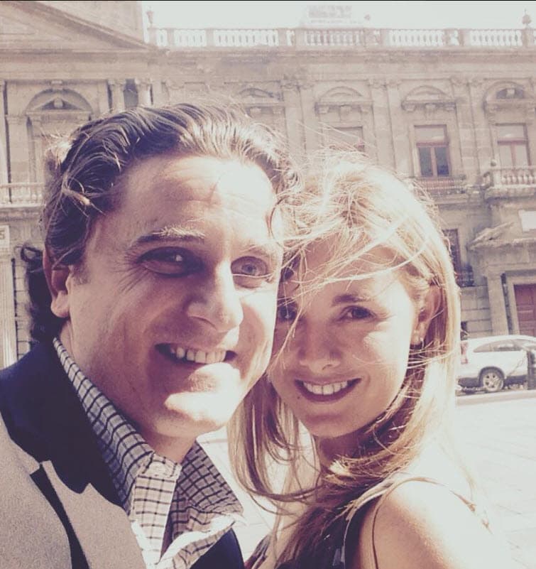 "Fue muy duro", agregó 
<b><a href="https://www.univision.com/novelas/novelas-show-temp/que-fue-de-agujetas-de-color-de-rosa-fotos#fbe5ce2b0000" target="_blank">la actriz en retiro</a></b>, "recuerdo que 
<b>nos tomamos de la mano, lloramos</b>, sentimos una parte de nuestro corazón roto, pero también sabíamos que estábamos haciendo lo correcto, tanto para nosotros como para la gente que iba a ir al evento, era lo que teníamos que hacer".
<br>