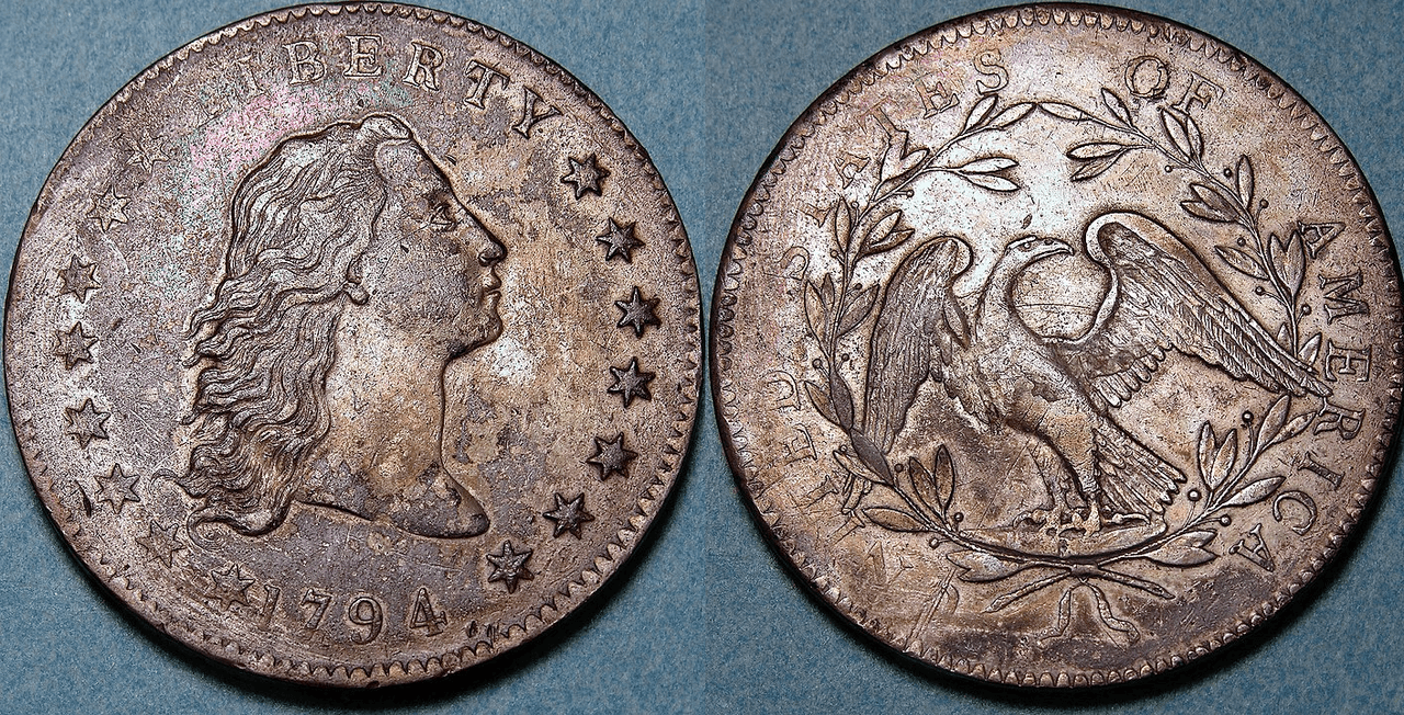 <h3 class="cms-H3-H3">1. Flowing Hair Silver/Copper Dollar, 1794/5</h3>
<br>
<br>🪙
<b> Valor: </b>$10,016,87 en precio de subasta pública en 2013. 
<br>
<br>🪙
<b> Historia: </b>Los expertos en numismática consideran que esta es la primera moneda de plata acuñada por el gobierno federal de Estados Unidos. La Casa de la Moneda de Estados Unidos abrió sus puertas por primera vez en 1792 y acuñó monedas de cobre durante dos años antes de fabricarlas de plata.
<br>