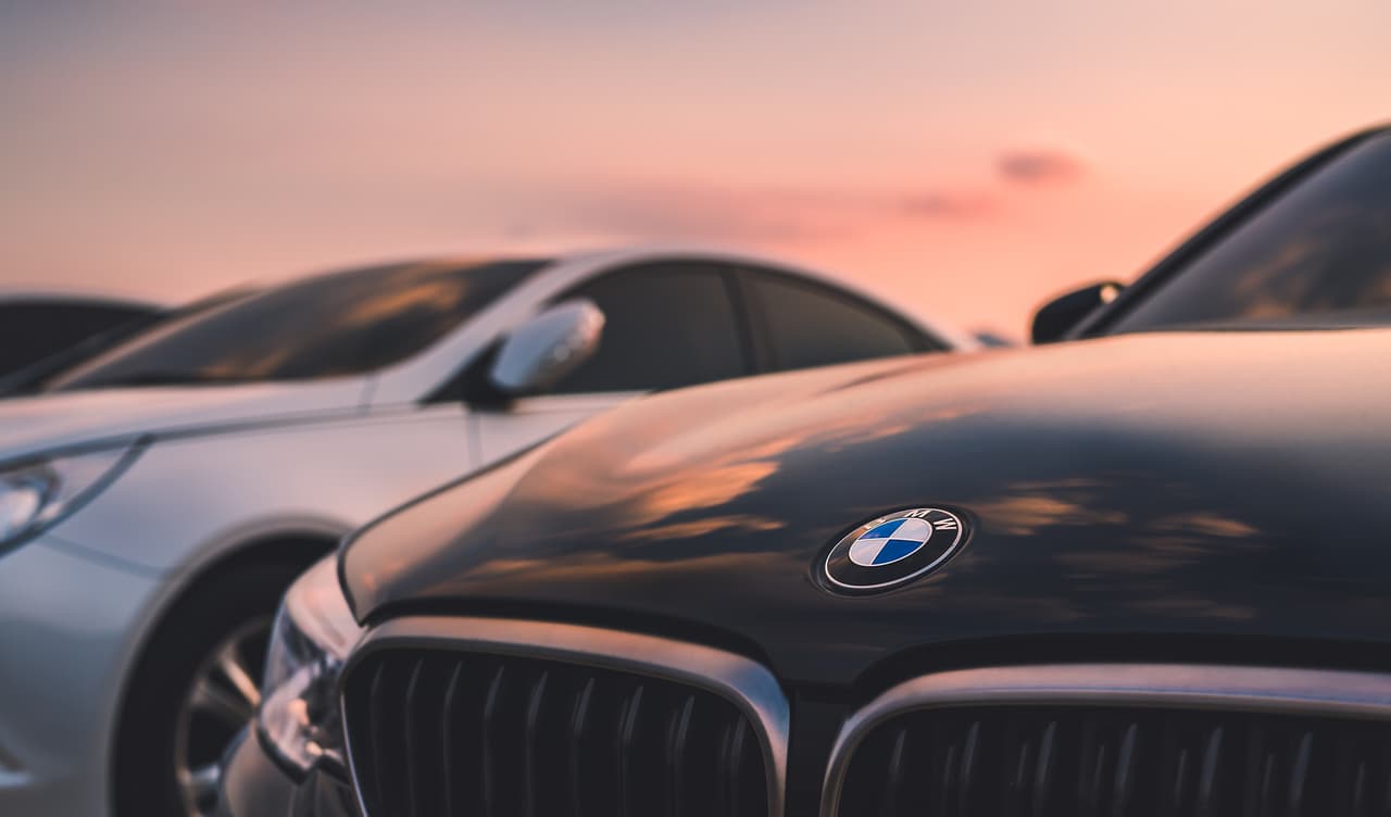 <b>Puesto 16. Familia Quandt</b>
<br>
<b>Compañía: </b>BMW
<br>
<b>Patrimonio: 42,300 millones de dólares</b>
<br>Generaciones: 4
<br>Industria: automotríz
<br>Establecida en: Múnich, Alemania
<br>
<br>Cuando la automotriz Bayerische Motoren Werke estaba en aprietos en la década de 1950, Herbert Quandt, un arriesgado empresario alemán, tomó el control. Hoy en día BMW es uno de los fabricantes de vehículos de lujo más grandes del mundo. La matriarca de la familia y viuda de Herbert, Johanna Quandt, murió en 2015. Sus hijos, Stefan Quandt y Susanne Klatten, poseen casi la mitad de la empresa.