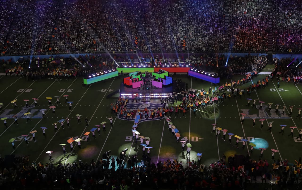 El popular cantante se presentó en el show de medio tiempo del partido entre New England Patriots y Philadelphia Eagles con sus éxitos de hoy y siempre.