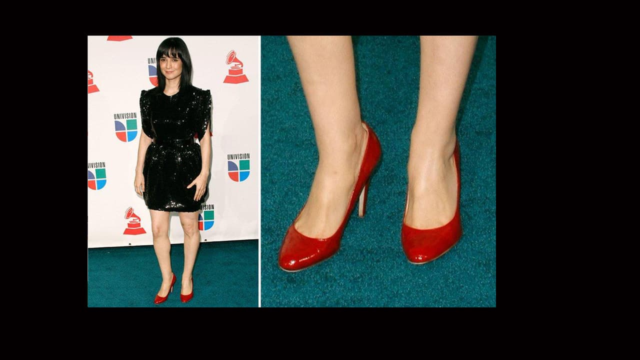 Julieta Venegas presumió estas zapatillas rojas durante la alfombra en 2008. No cabe duda, el estilo es algo que la caracteriza.