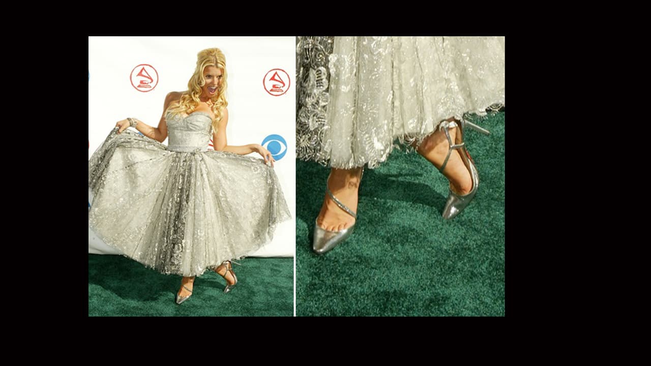 OMG! Jessica Simpson siempre tan fashionista, iba de largo pero no dudó ni tantito en mostrarnos sus radiantes zapatillas de princesa.