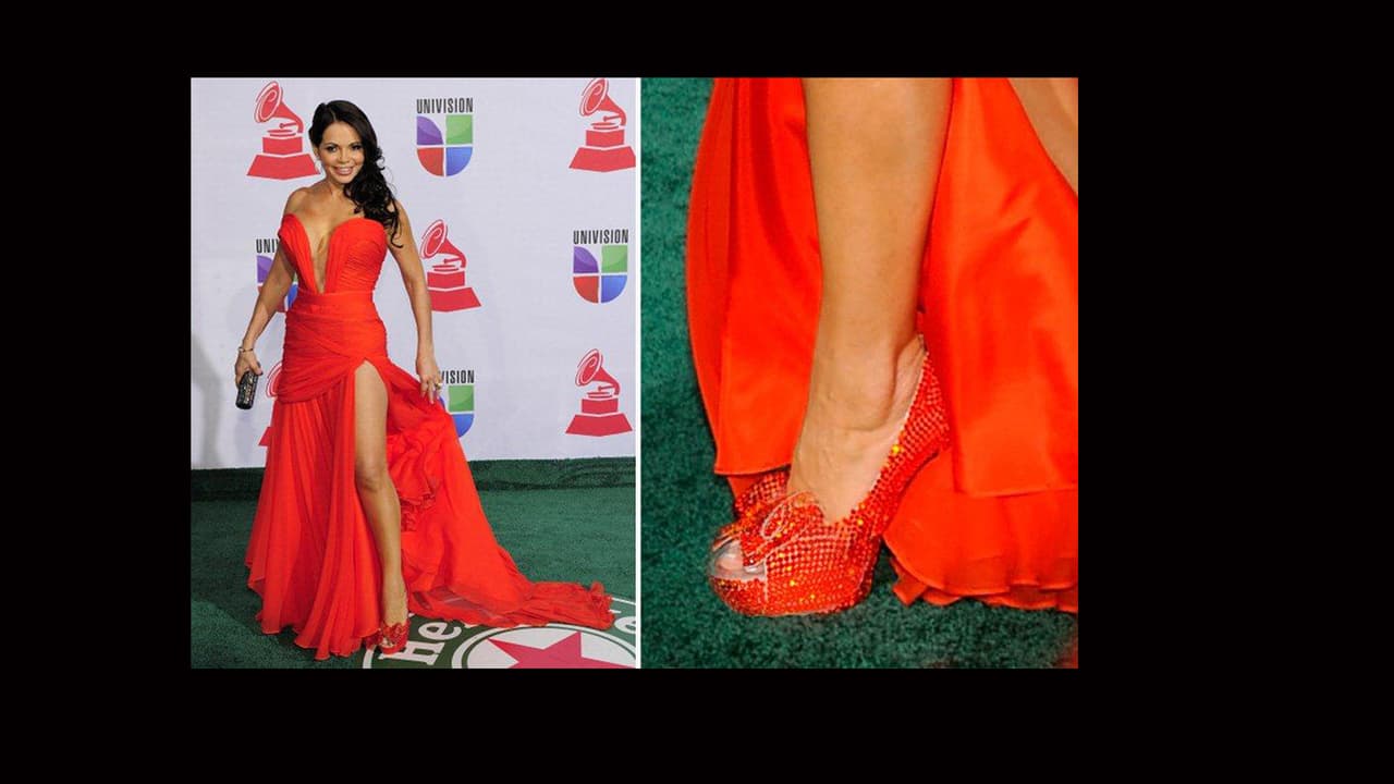 Julie Ferretti se vistió de rojo para impresionar en la alfombra de los Latoin GRAMMY. ¿Ya viste? Tampoco pierde detalle de combinar con las zapatillas.